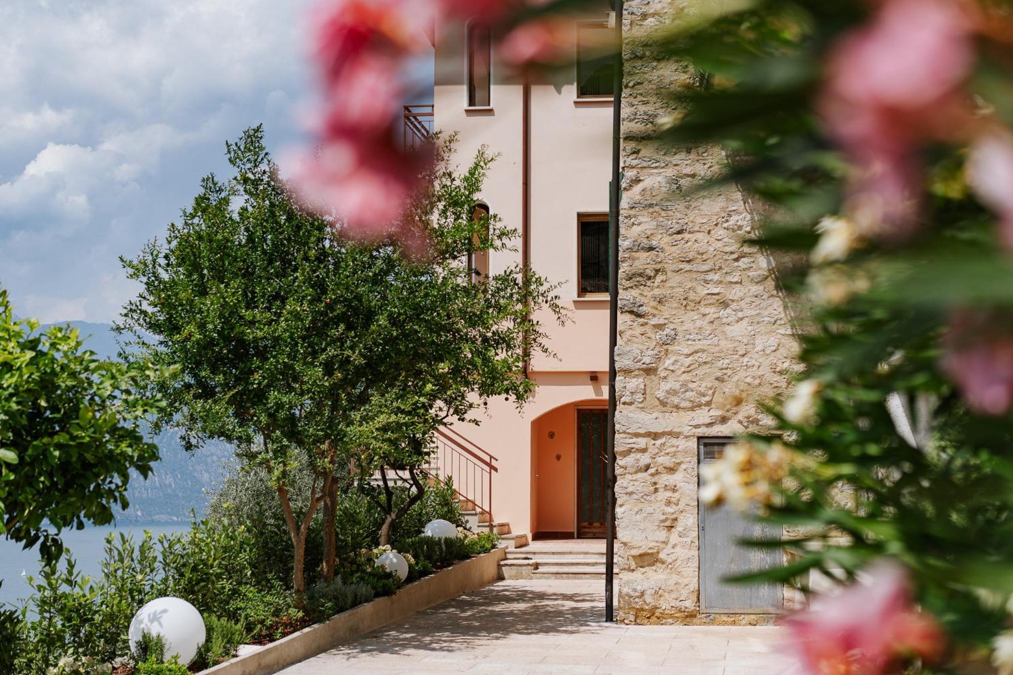 View Garda Lake Бренцоне сул Гарда Екстериор снимка