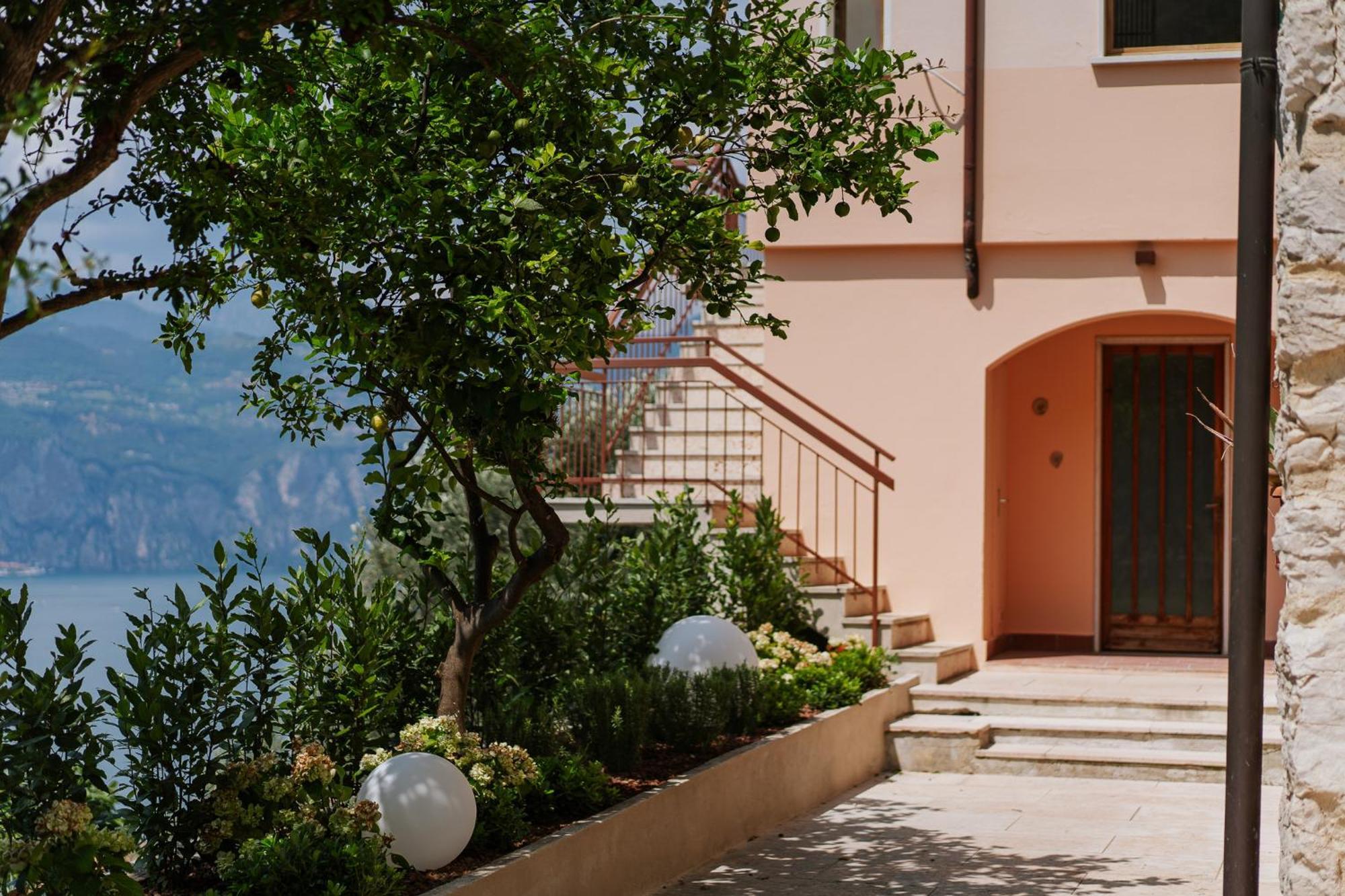 View Garda Lake Бренцоне сул Гарда Екстериор снимка